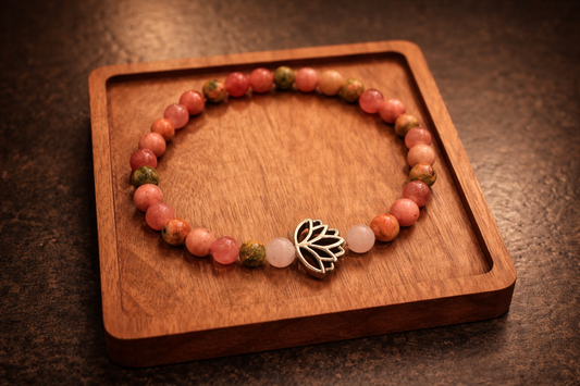 Edelsteinarmband mit Lotusblume - Harmonie & Weiblichkeit