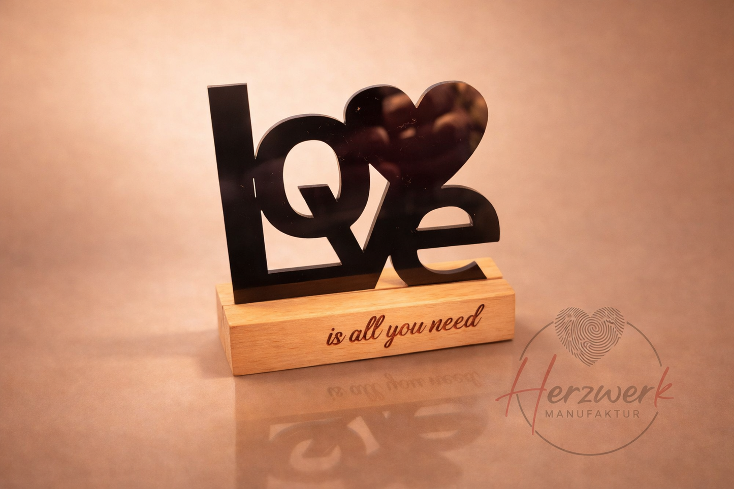 Deko-Schriftzug „Love – is all you need“ aus Holz & Acryl