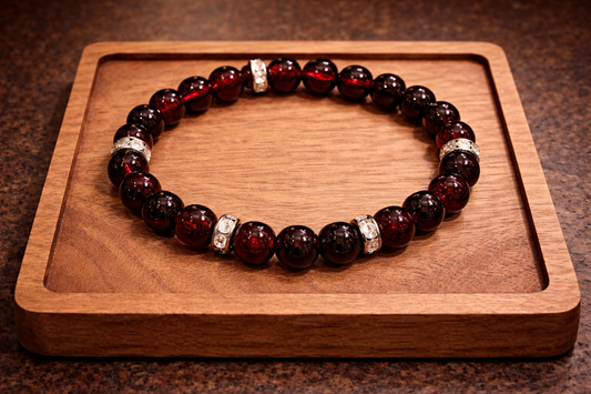 Elegantes Granat-Perlenarmband mit silberfarbenen Akzenten