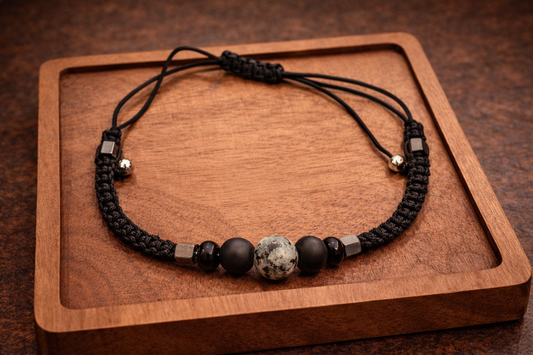 Handgeknüpftes Makrame-Armband mit Edelsteinperlen - Kraftvoll & Modern